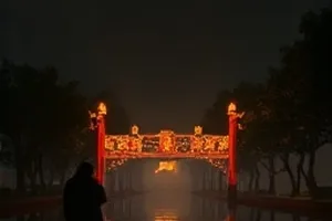 海雾里的第七封信封面：灯塔窗口与七封摊开的信纸