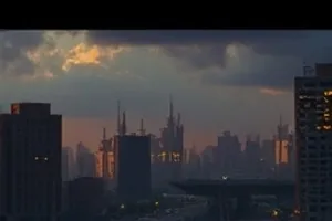 白鹭停泊处封面：空荡的码头栈桥与停摆的旧船