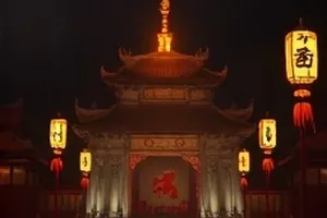 三号站台的风封面：夜间站台的长椅与飘起的时刻表